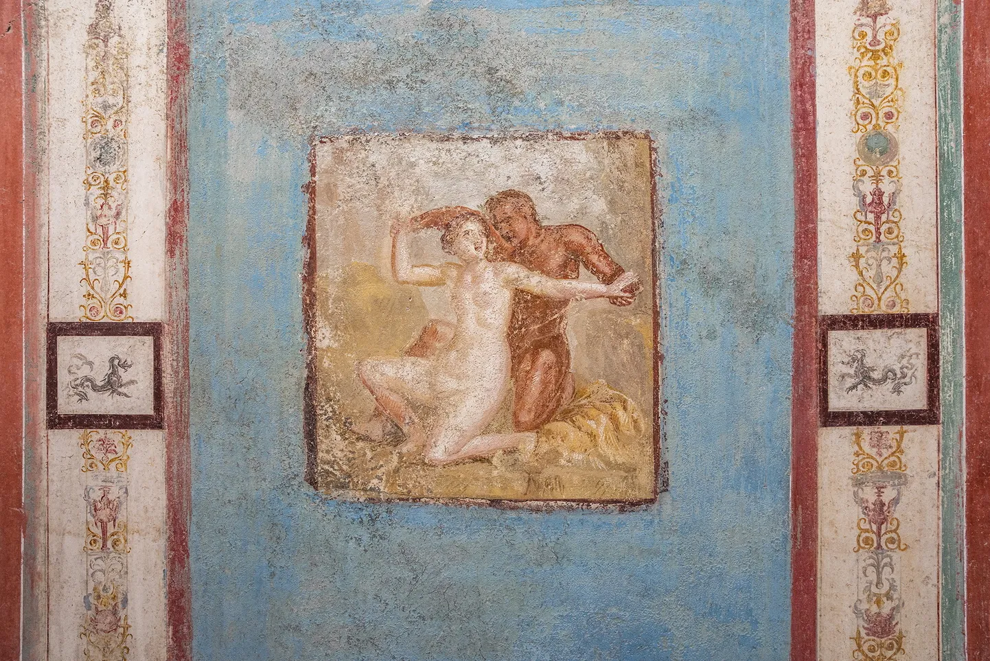 Pompeis leiti rikkalikult kaunistatud, kuid ebatavaliselt väikese maja, mille seinad on täis erootilist kunsti.
