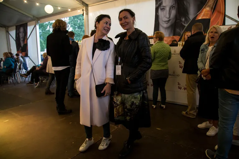 / Toni Läänsalu

Ilus pikk heleroosa mantel koos carriebradshawliku musta roosiga rinnas on näide šiki stiili meistriklassist. Boonuspunktid roosiga harmoneeruva koti ja jalatsivaliku eest.