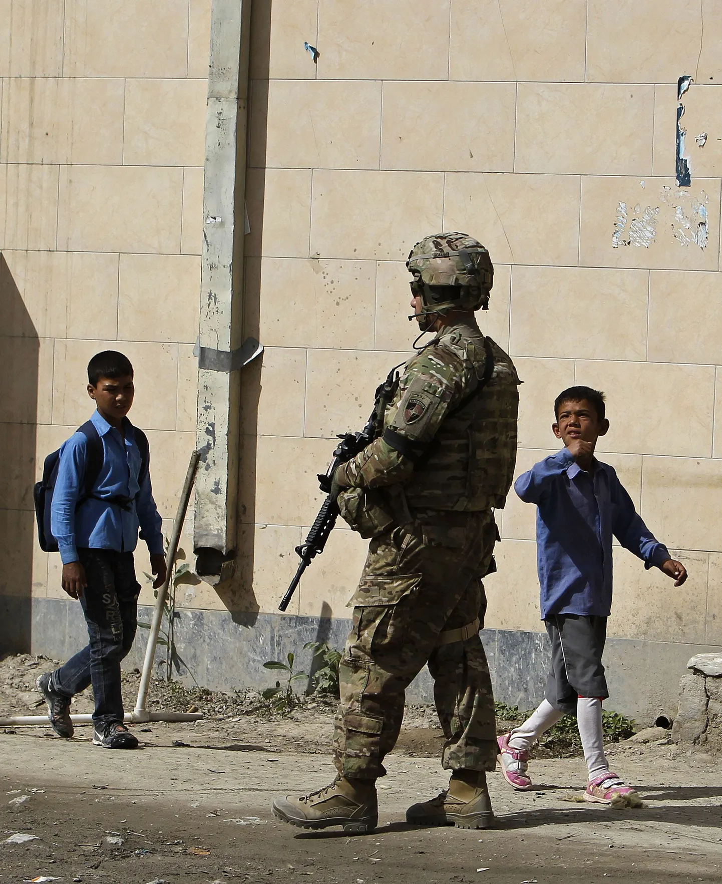 Nato sõdur ja Afganistani lapsed