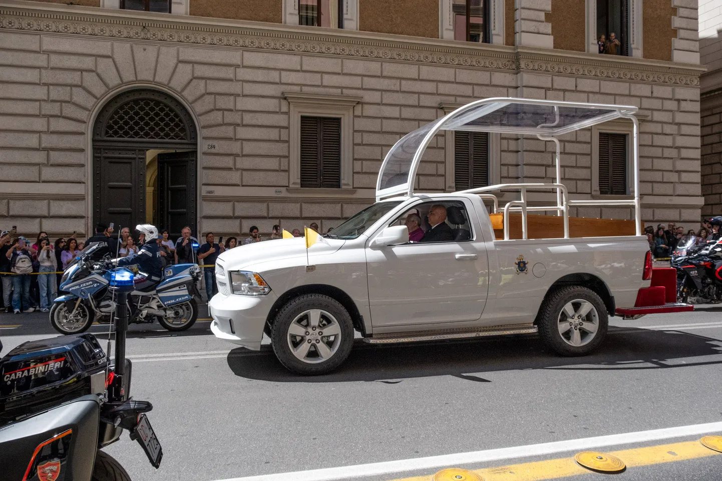 Paavst Franciscuse sark paavstimobiilil.