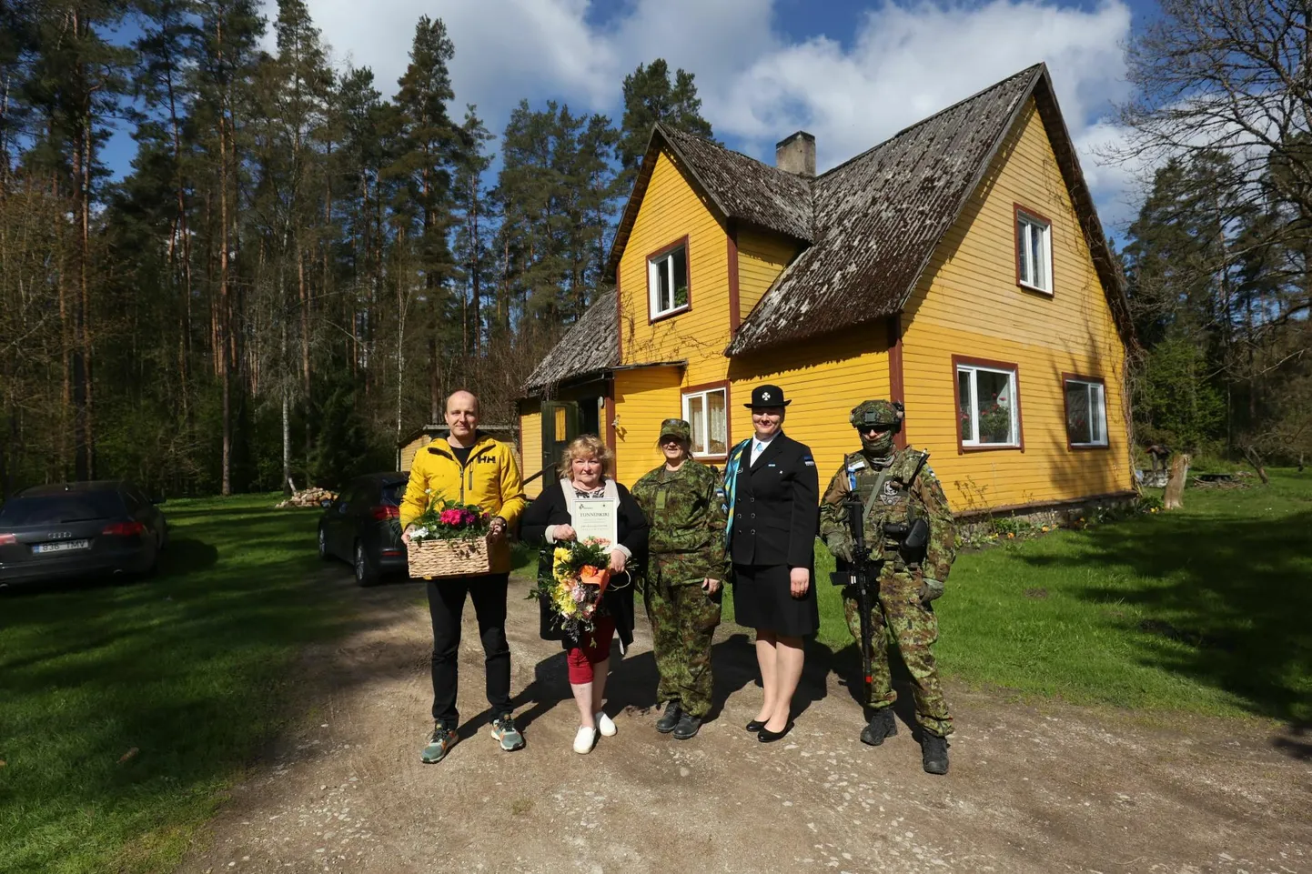 Aasta ema Marge Hirtentreud õnnitlevad Türi vallavanem Sulo Särkinen (vasakult esimene), Naiskodukaitse instruktor Merje Mihkelsaar, Naiskodukaitse Järva ringkonna esinaine Kerlin Tealane ja Kaitseliidu Järva maleva otse õppuselt saabunud pealik Kuido Pettai.