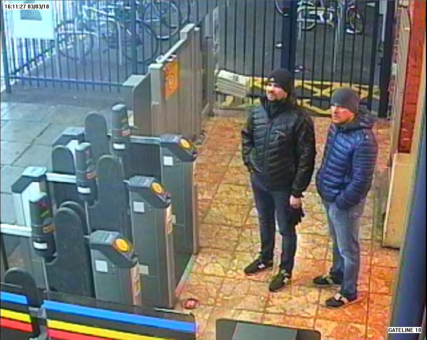Александр Петров и Руслан Боширов на железнодорожном вокзале в Солсбери.