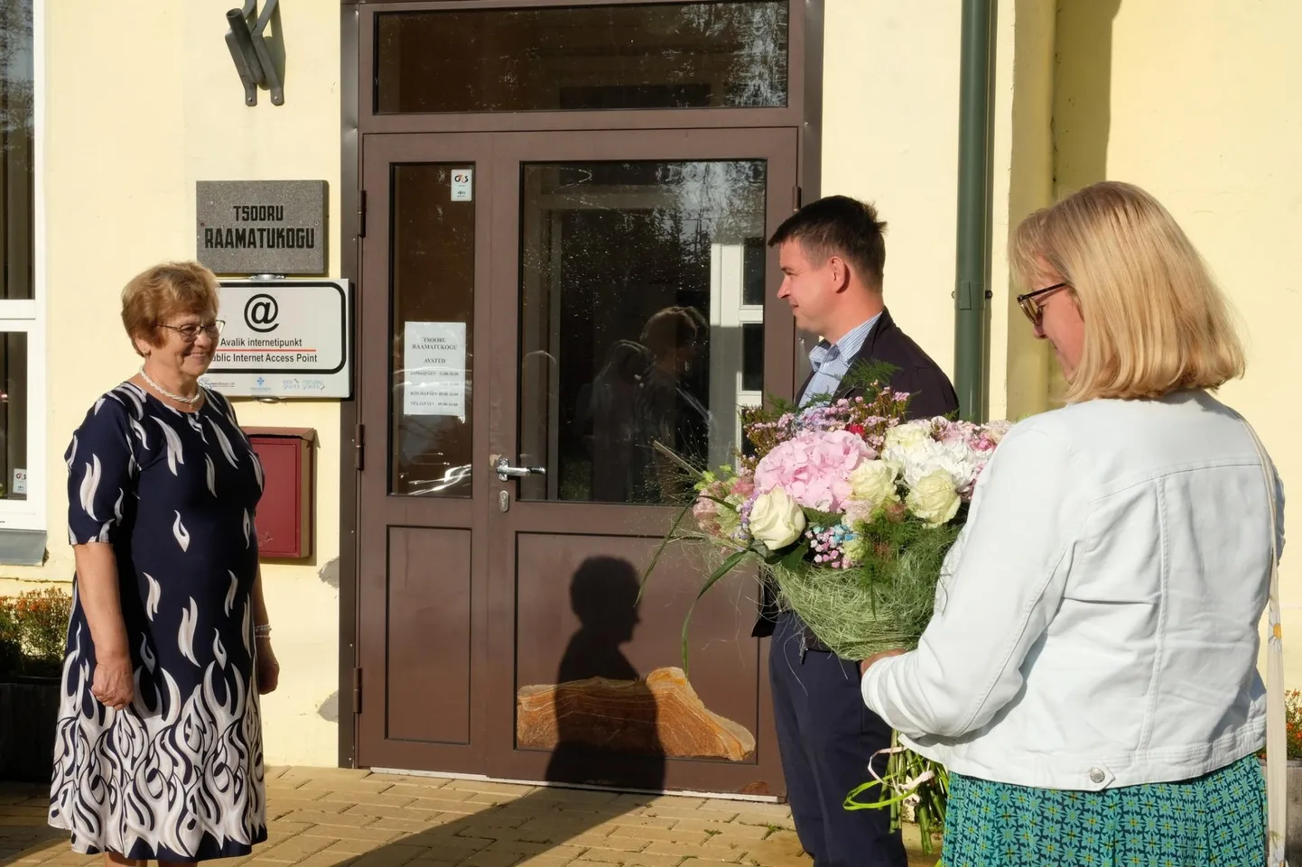 Ene Sõmer võtab vastu õnnitlusi Antsla vallavanemalt Avo Kirsbaumilt ja volikogu esimehelt Merike Prätzilt.