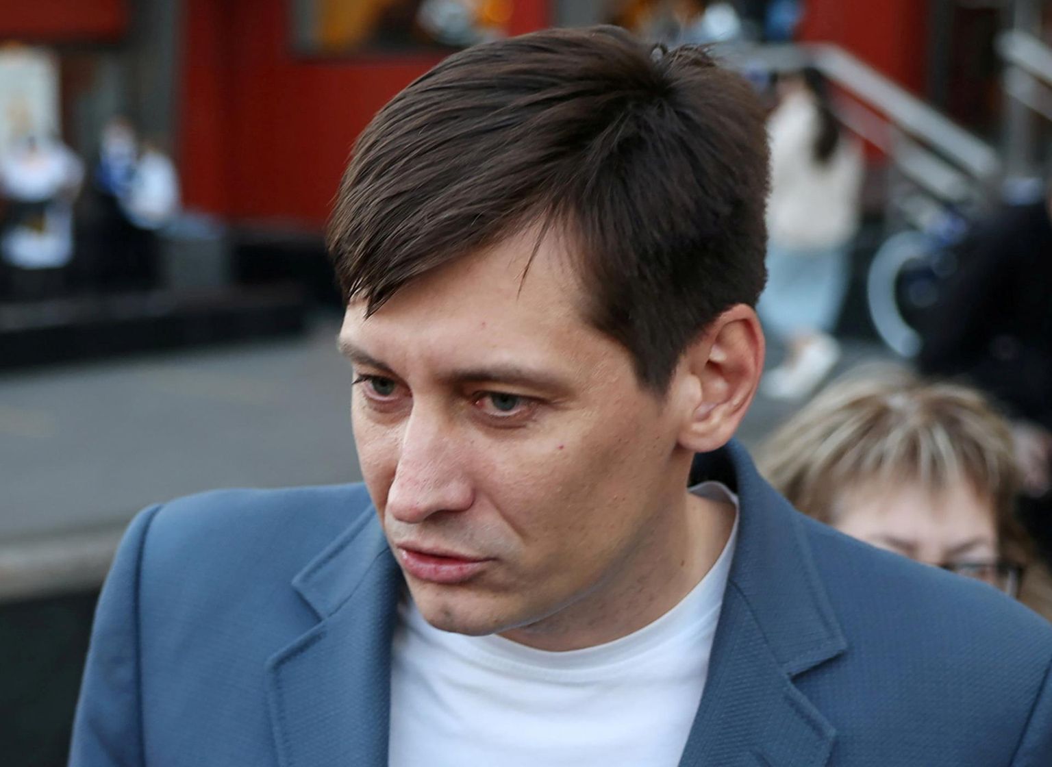 Dmitri Gudkov neljapäeval ajakirjanikega rääkimas. Poliitiku sõnul üritatavad võimud takistada tal sügisestel duumavalimistel osalemist. 