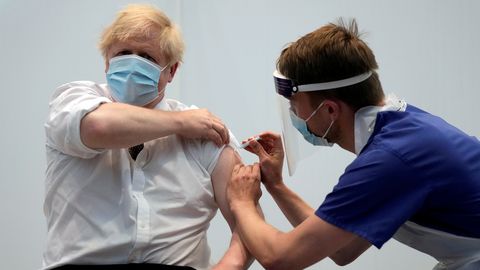 Великобритания призывает вакцинировать весь мир до конца 2022 года