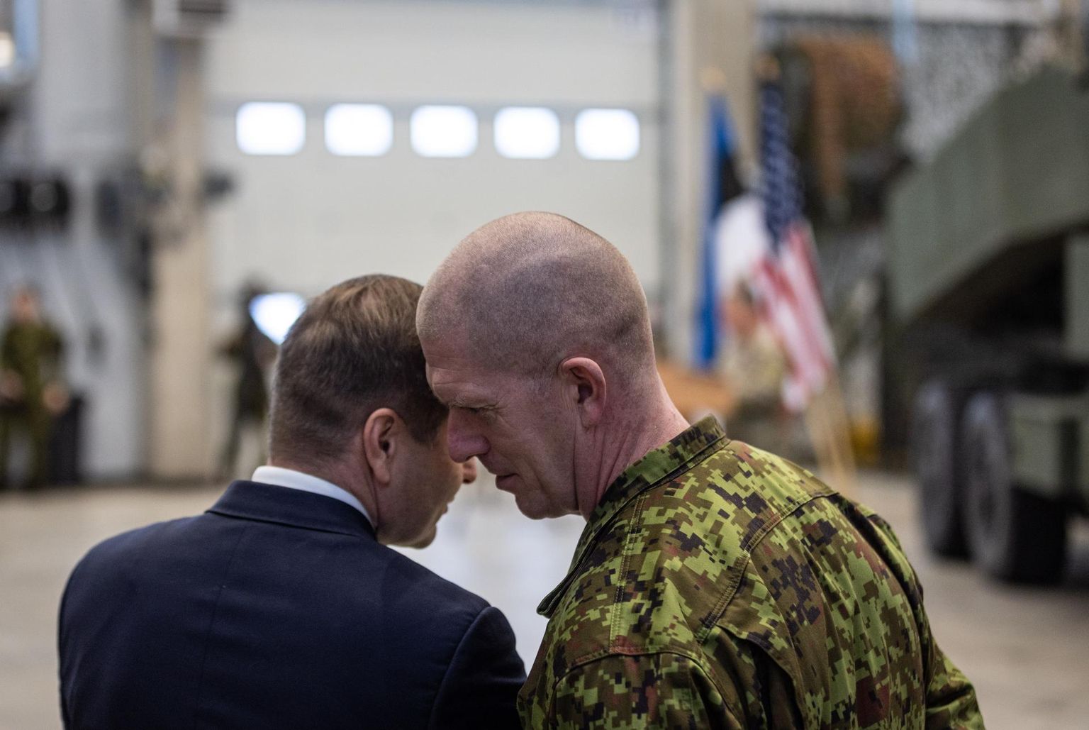 Kaitseminister Hanno Pevkur (vasakul) ja kaitseväe juhataja Martin Herem läinud nädalal Tapa sõjaväelinnakus, kus pidulikus meeleolus demonstreeriti ajakirjanikele mobiilset raketiheitjat HIMARS.