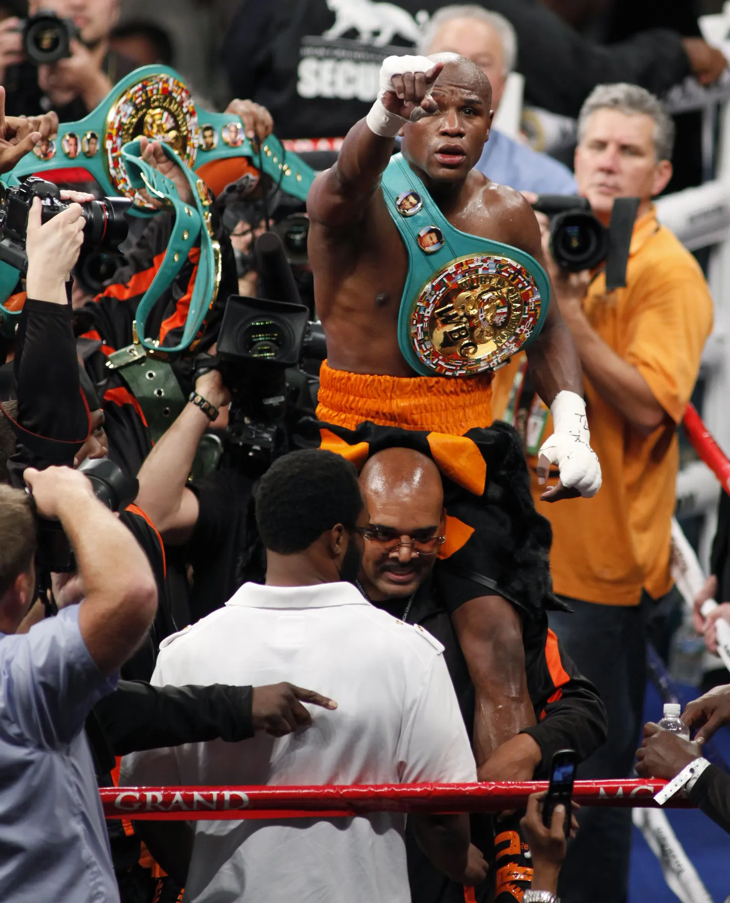 Floyd Mayweather tiitlivõitu tähistamas.
