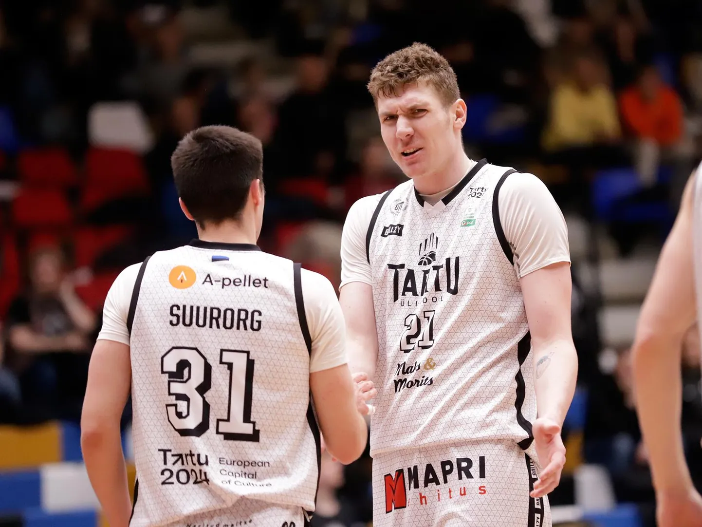 Tartu keskmängija Tomaš Pavelka ja Oliver Suur­org peavad nüüd kõik välja panema.