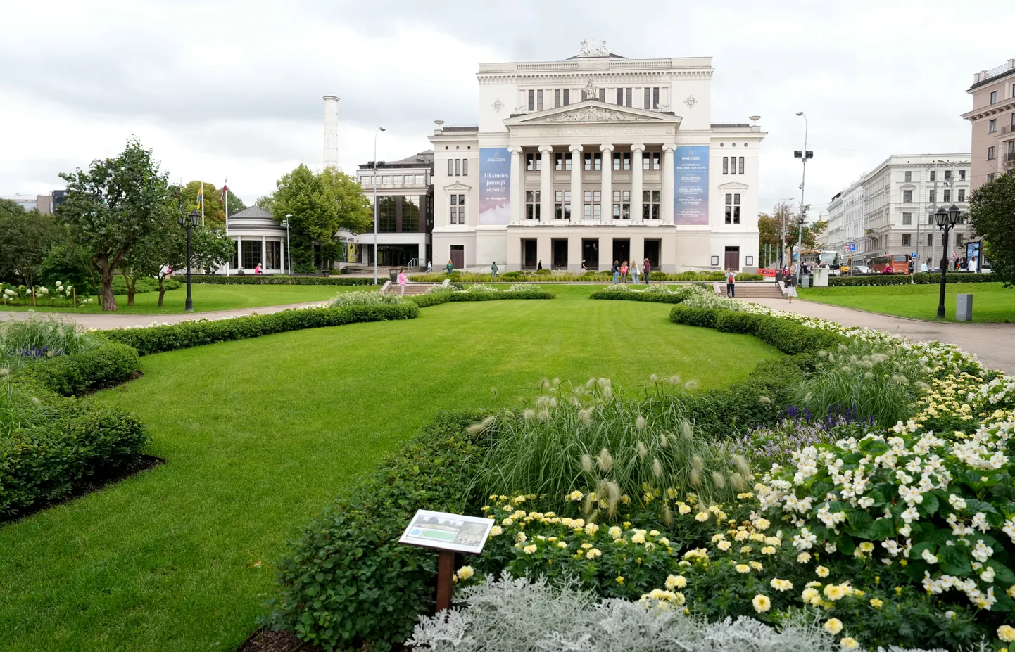 SIA "Rīgas meži" vasaras puķu dobe skvērā pie Latvijas Nacionālās operas un baleta ēkas.