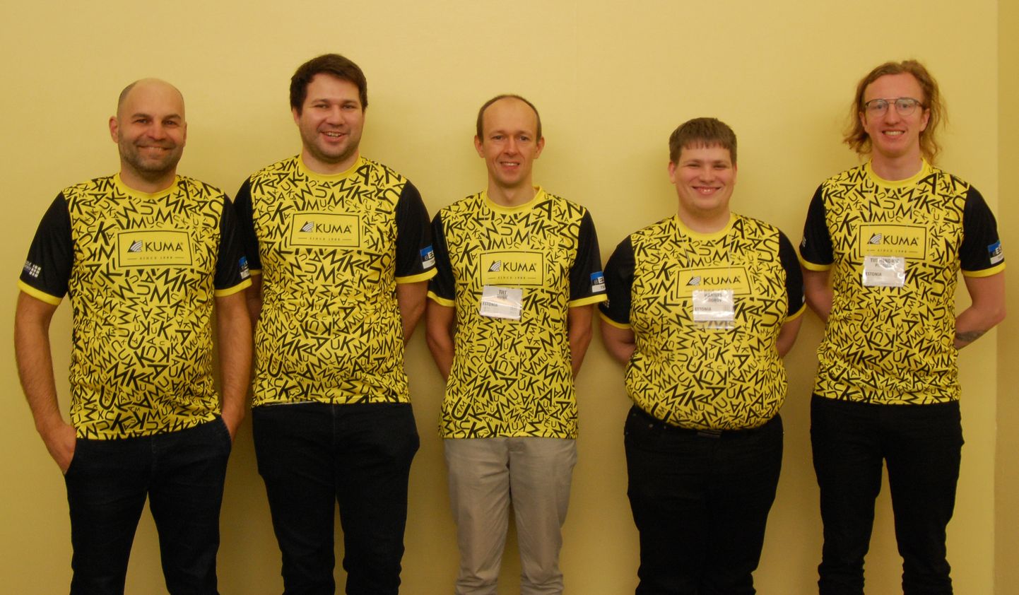 Fotol Eesti A-koondis vasakult: kapten Jaanus Laidna, Tauri Purk, Tiit Vunk, Hannes Sidorov ja Tiit Hendrik Piibeleht vahetult enne võistluse algust.