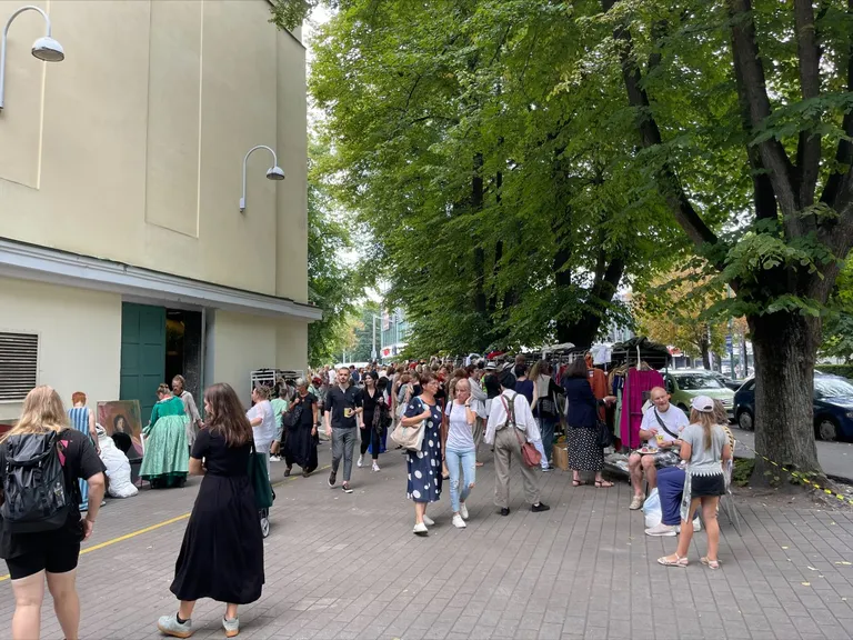 Estonia teatrilaadale kogunes arvukalt inimesi.