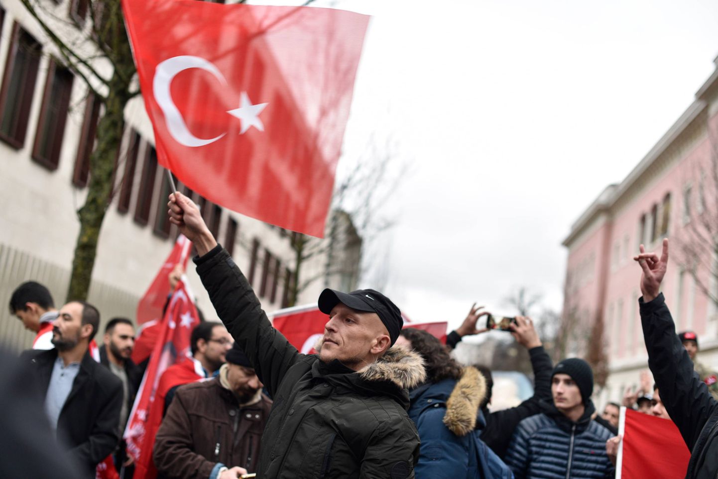 Türklased riigilippu lehvitamas.