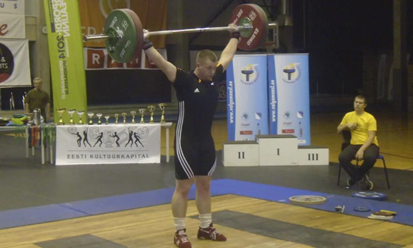 Karl Tiit saavutas Valgas asetleidnud tõstmisvõistlustel kogusummaga 222 kilogrammi juunioride absoluutarvestuses kolmanda koha.