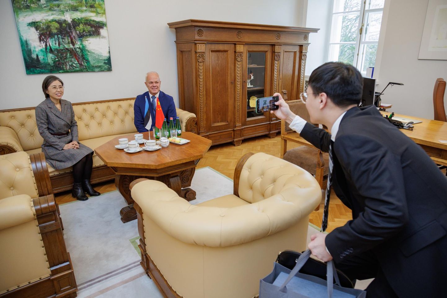 Посол Китая в Эстонии Го Сяомэй (слева) на встрече с председателем эстонско-китайской парламентской группы Тоомасом Кивимяги.