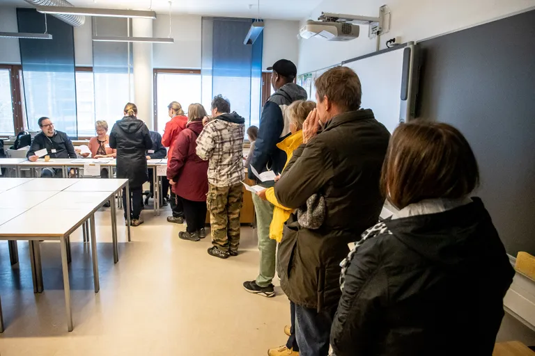 Järjekord Espoos asuvas valimisjaoskonnas.