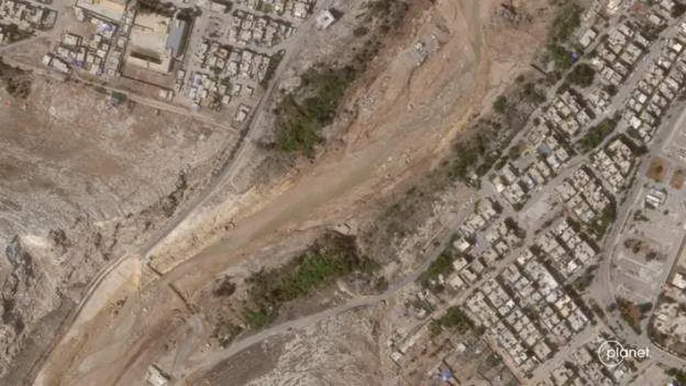 Одна из разрушенных плотин видна в левом нижнем углу этого спутникового снимка