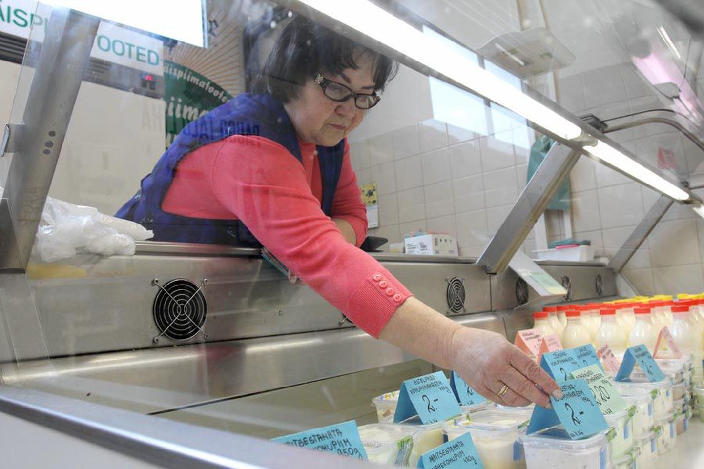 Aastaid Viljandi turul Pajumäe kaupa müünud Irene Värnik sai pärast paarinädalast pausi taas leti taha asuda. Ta teadis rääkida, et Pajumäe piimatooteid ostetakse palju lastele, seda just nende puhtuse pärast.