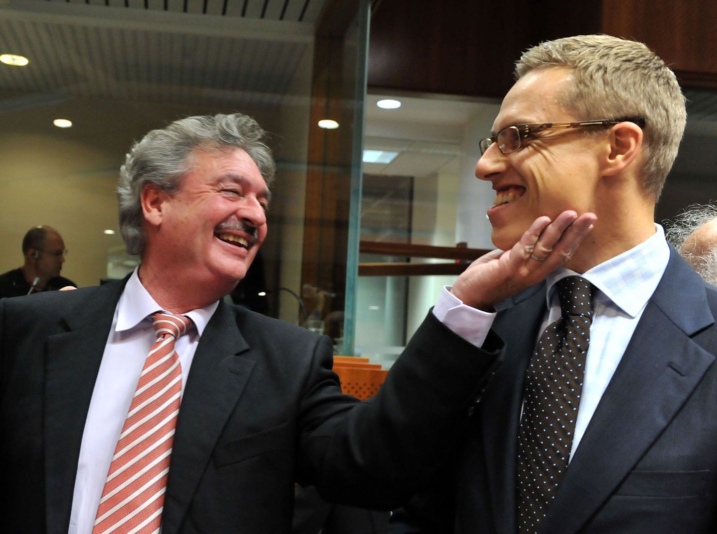Luksemburgi välisminister  Jean Asselborn (vasakul) on mingil põhjusel kinni haaranud oma Soome ametivenna Alexander Stubbi lõuast.