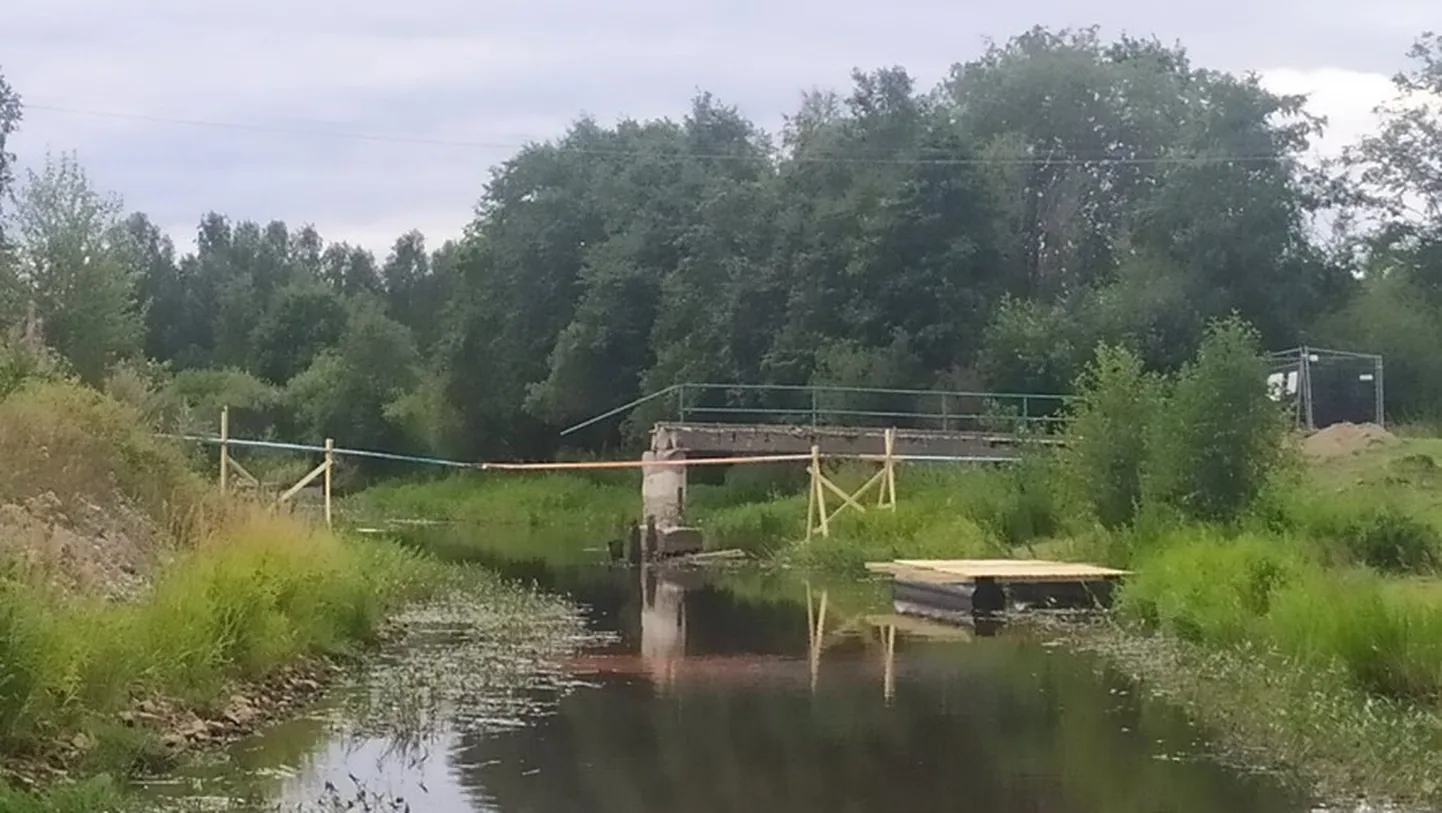 Eelmisel teisipäeval oli vanast sillast veel jupike alles, nädala lõpuks oli sild lõplikult kadunud ja sel nädalal alustati uue ehitamist.