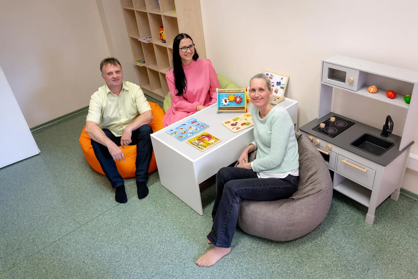 Pärnu perepesas on külastajatele iga päev toeks keskuse juhataja Priidu Leok, mängutoa juhendaja-koordinaator Getlyn Kaevats ja psühholoog Liina Puusepp.