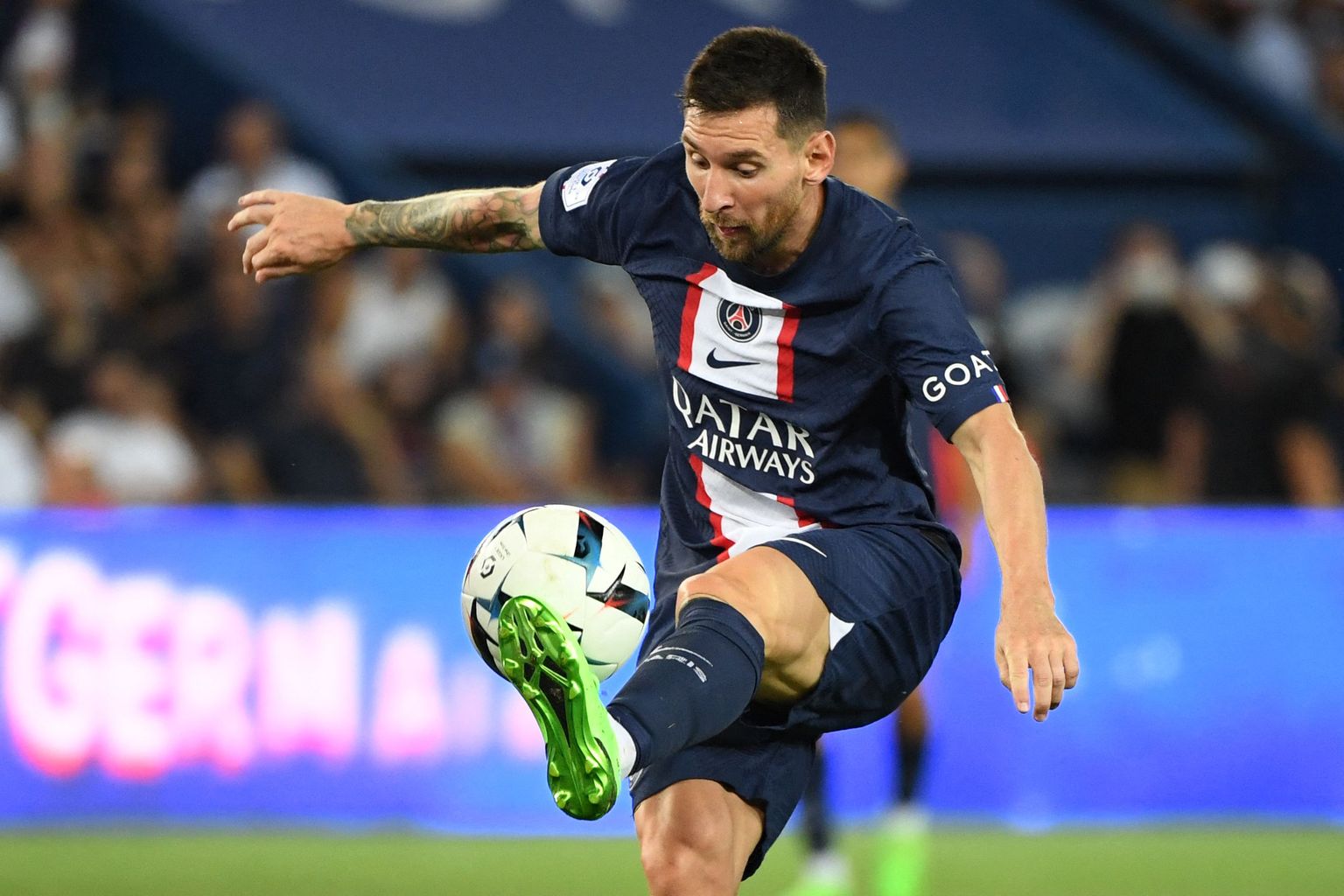 Prantsuse klubi Paris Saint-Germain argentiinlasest ründaja Lionel Messi löömas 13. augustil 2022 palli Pariisis Parc des Princes staadionil mängus Montpellier Herault SC-ga. Paris Saint-Germain võitis 5:2