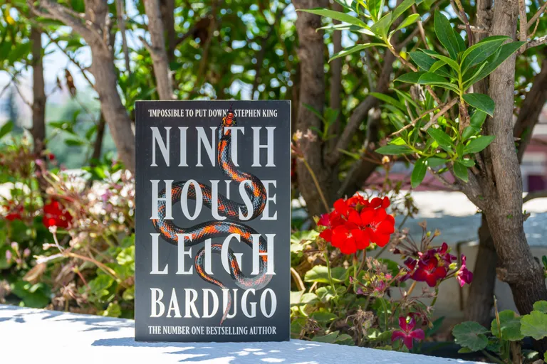 Leigh Bardugo fantaasiaromaan «Ninth House».