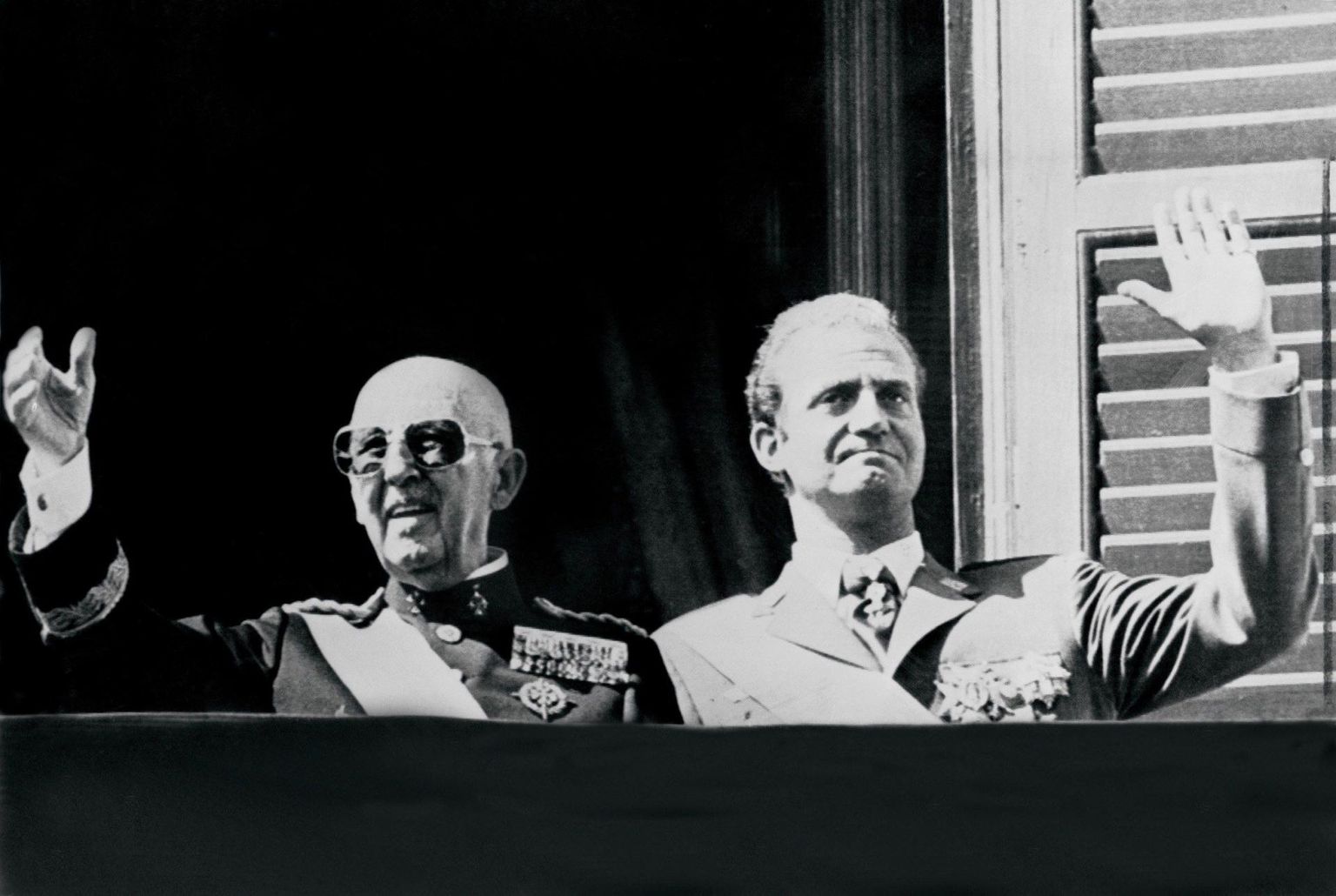 Hispaania diktaator Francisco Franco (vasakul) ja prints Juan Carlos 1975. aasta oktoobris tervitavad Madridis rahvast. Kuu hiljem Franco suri ning tema otsusel kerkis Juan Carlos kuningaks, algatades riigis demokratiseerimise. 