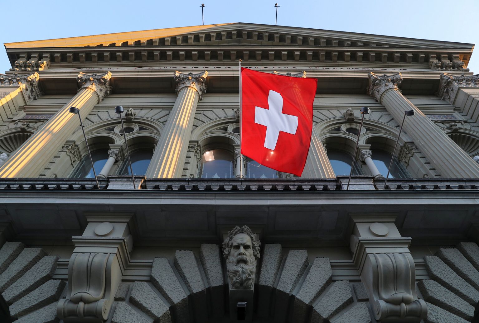 Šveitsi lipp parlamendihoonel.
