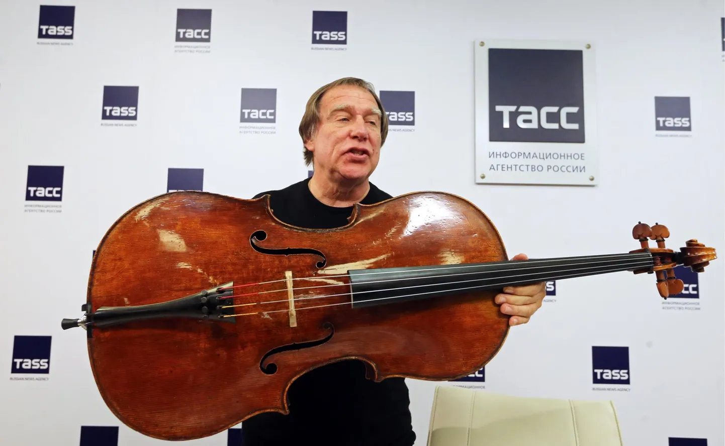 Sergei Roldugin näitamas tšellot, mille ta enda sõnul ostis skeemis keerutatud raha abil.