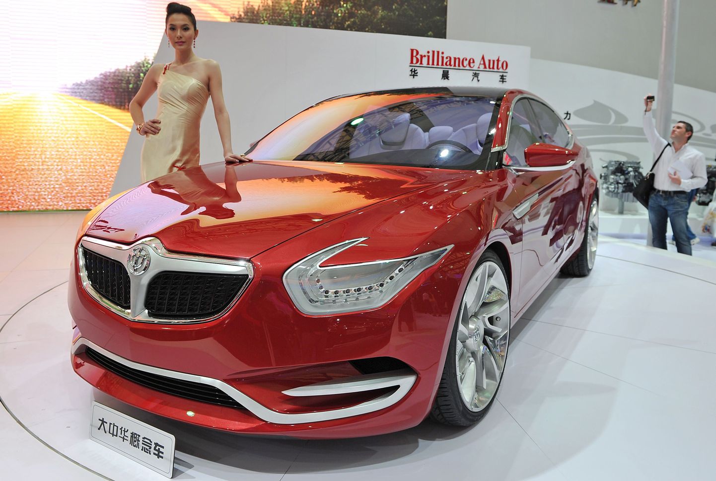Brilliance'i auto Shanghai autonäitusel. Uue auto ostuga käib enamasti kaasa kaskokindlustus.
