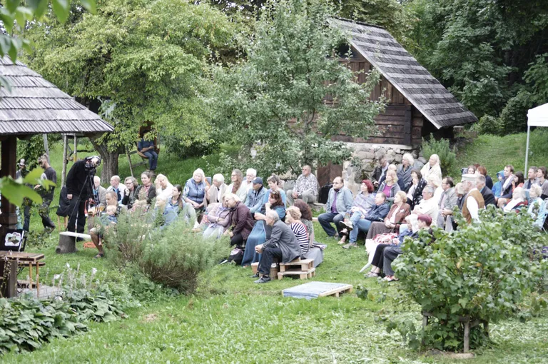 Vasaras koncerts mūsu “Ruķeļos”, kas bija veltīts īpašajam vidzemnieku instrumentam - ermoņikām, kuras sauc par ieviņām.
