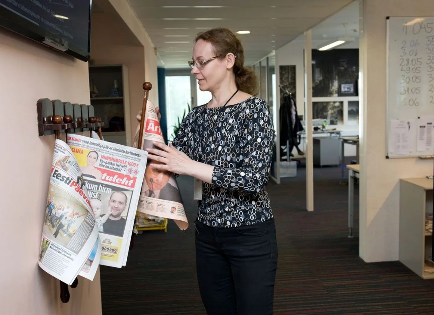 Otsast peale: peatoimetaja assistent Claire Peinar jagab igal hommikul toimetuses laiali värsked ajalehed.