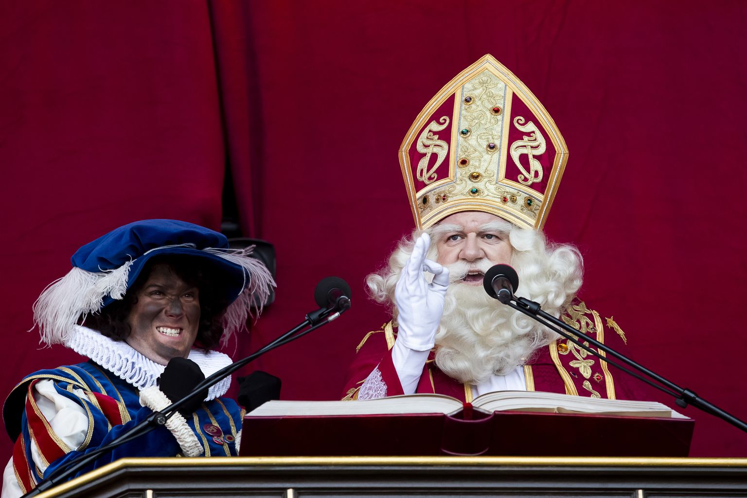 Sinterklaas ja Must Peeter (Zwarte Piet) Antwerpenis 2019. aasta novembris.