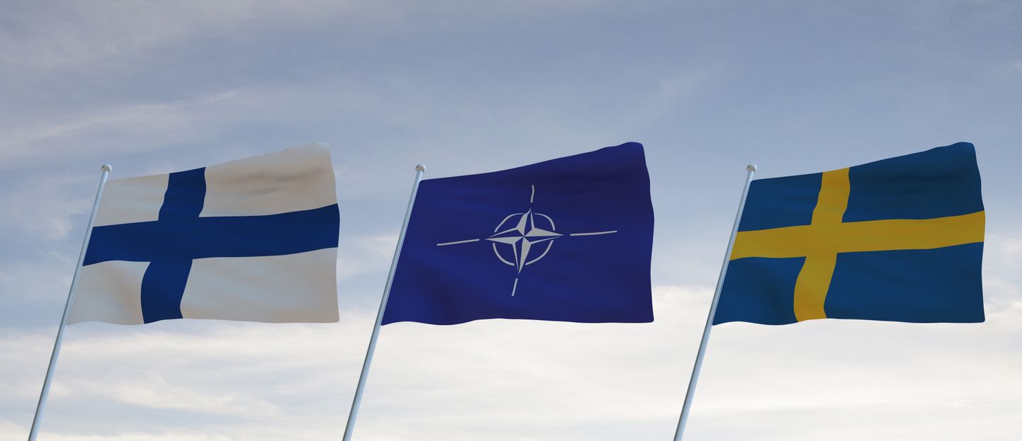 Флаги Финляндии, НАТО и Швеции.