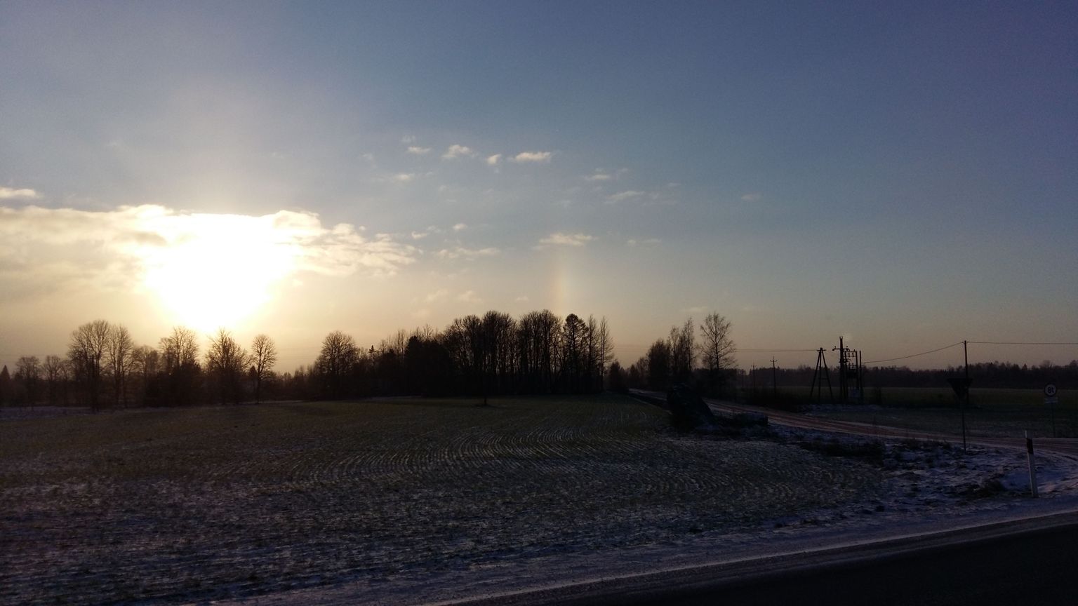 Täna ennelõunal võis Viljandi-Kilingi-Nõmme meenteel Kilingi-Nõmme lähistel näha taevas vikerkaart.