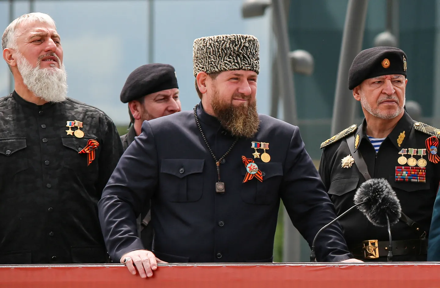 Tšetšeenia autoritaarne liider Ramzan Kadõrov (pildil keskel esil).