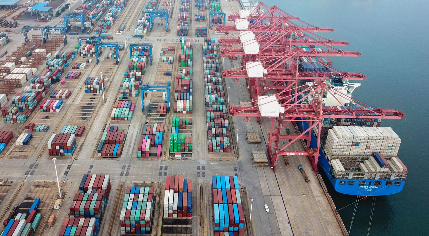 Merekonteinerid Hiina sadamas: Hiina majanduskasv lõi analüütikute ootuseid, aktsiaturgudele numbrid aga ei meeldinud.