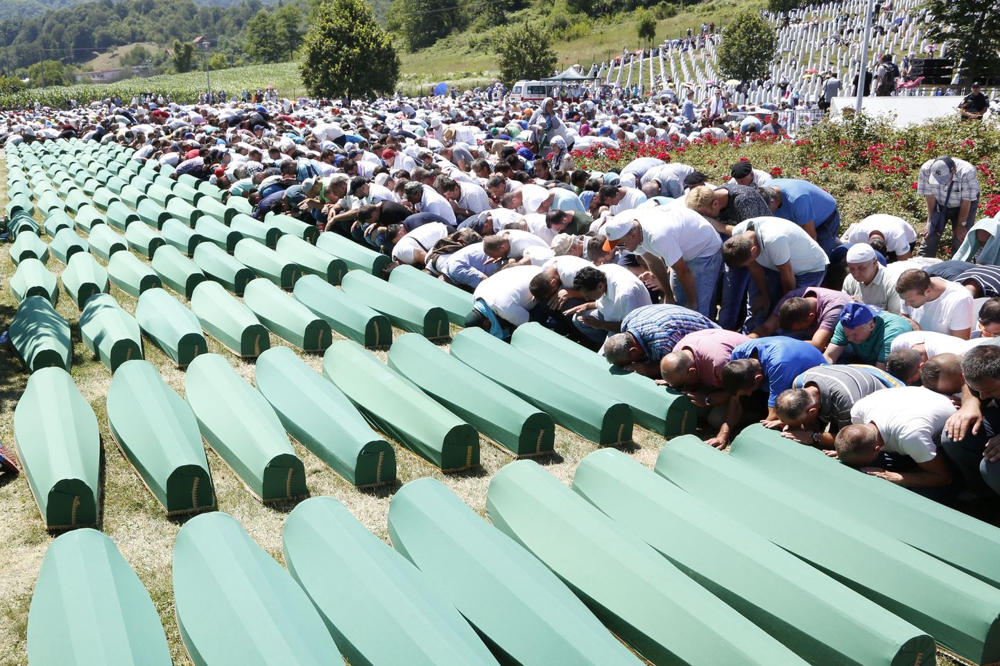 Bosnialased jätavad hüvasti 127 genotsiidi ohvriga, kelle isikud tuvastati alles nüüd, 21 aastat hiljem.