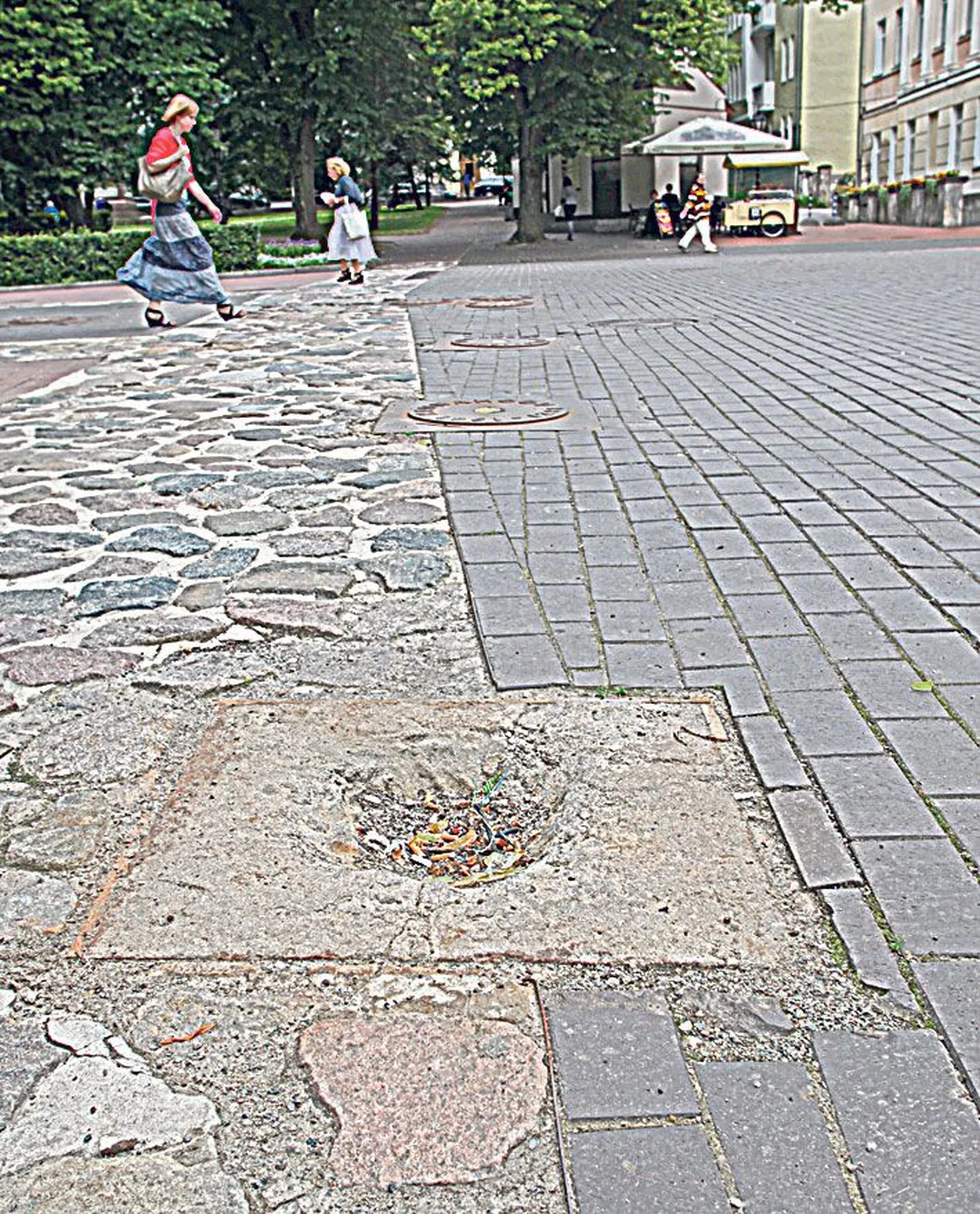 Üks kunagise kaubahoovi samba asukohta märkiv lambiplaat on kadunud.