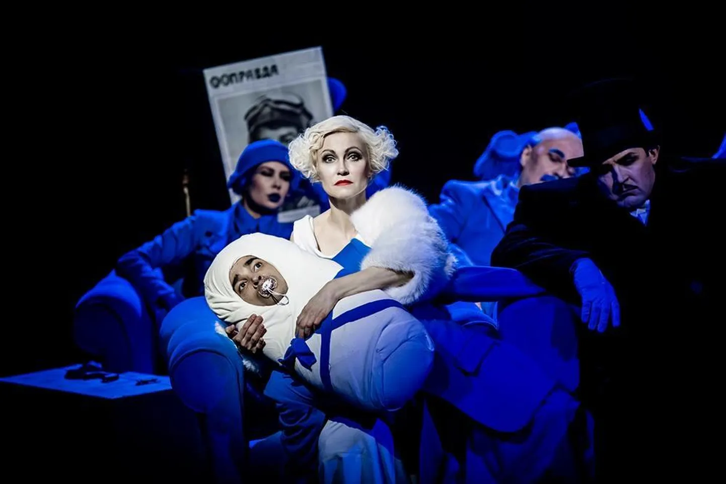 Ingeborga Dapkūnaitė Moskva Rahvuste teatri lavastuses «Tsirkus», mille aluseks on Aleksandrovi legendaarne komöödia.