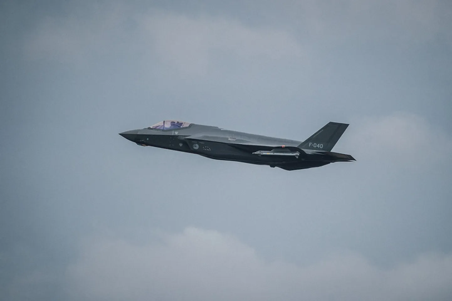 Hollandi F-35 hävitajad droonitõrje harjutusele suundumas.