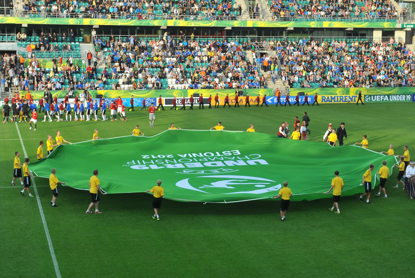 Pildimeenutus 2012. aastal Tallinnas toimunud noormeeste U19 vanuseklassi jalgpalli EM-finaalturniirist. Algamas on mäng Eesti – Portugal.