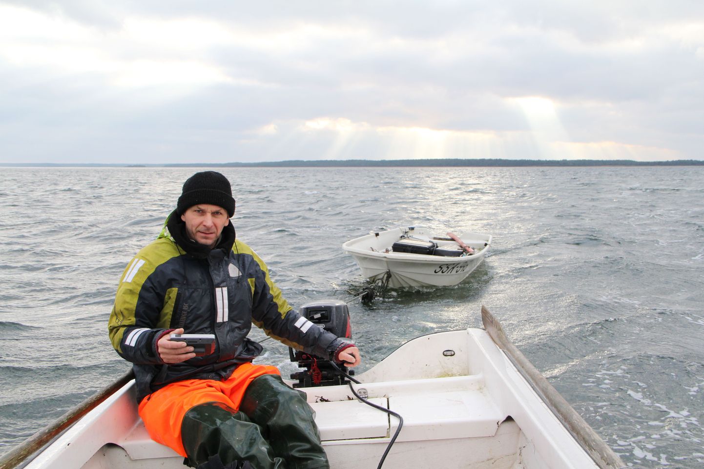 Tartu ülikooli mereinstituudi juht Markus Vetemaa (fotol) ja vanemteadur Tiit Raid uurisid Saarte Hääle palvel olukorda ning tõdesid, et Saaremaal toimunu põhjuseks on segu keerulistest talvistest ja kevadistest ilmastikuoludest ning Läänemere avaosa räimevaru madalseisust.