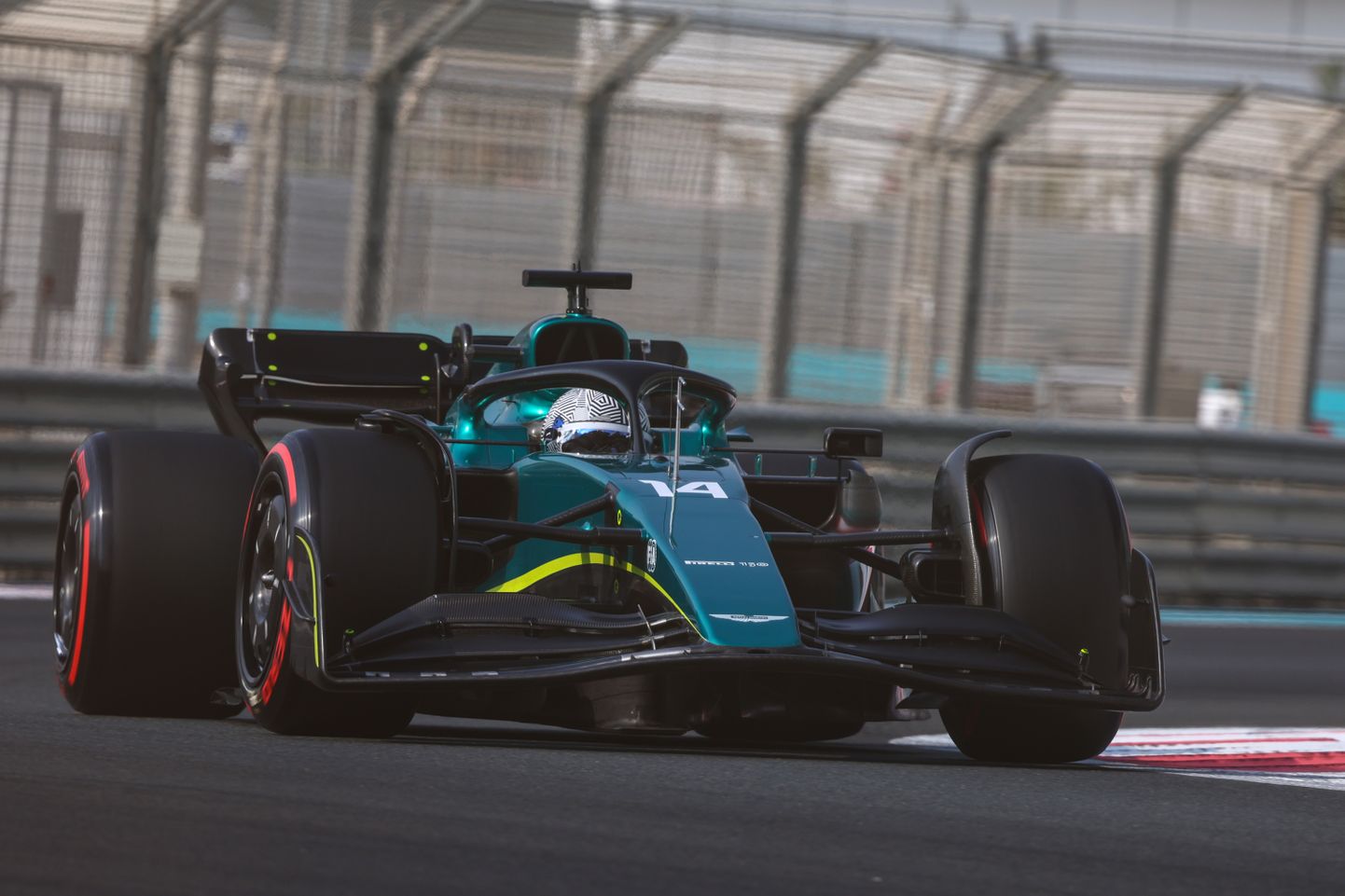 Fernando Alonso testimas Aston Martini vormelit.