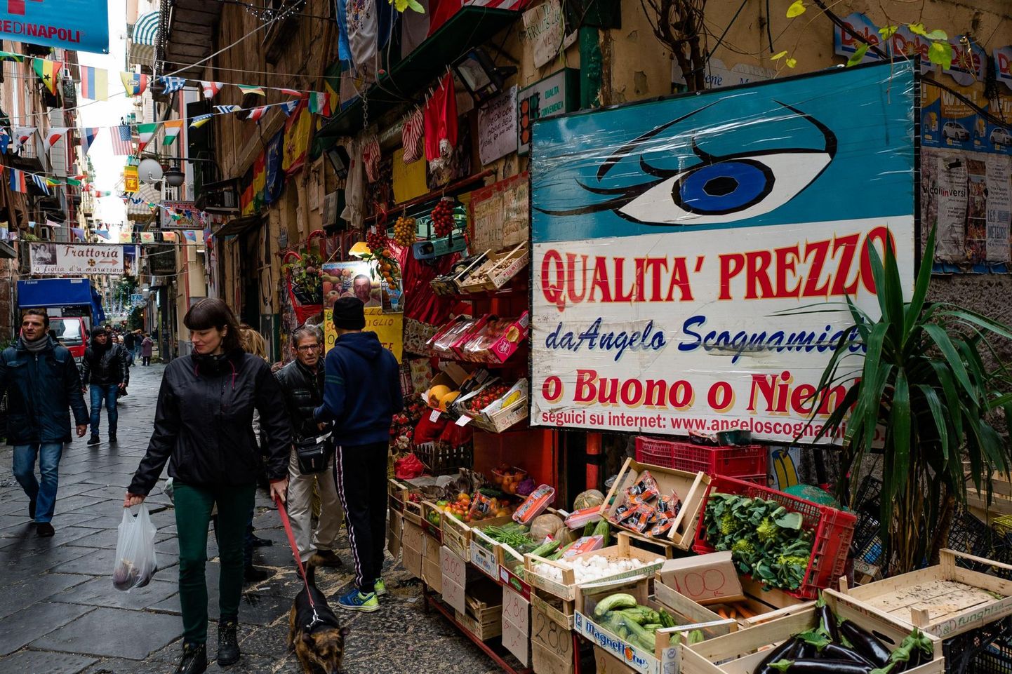 Inimesed tegemas jõulueelseid oste Napolis. Itaalia majanduse maht on seni allpool eelmise kriisi eelset taset.