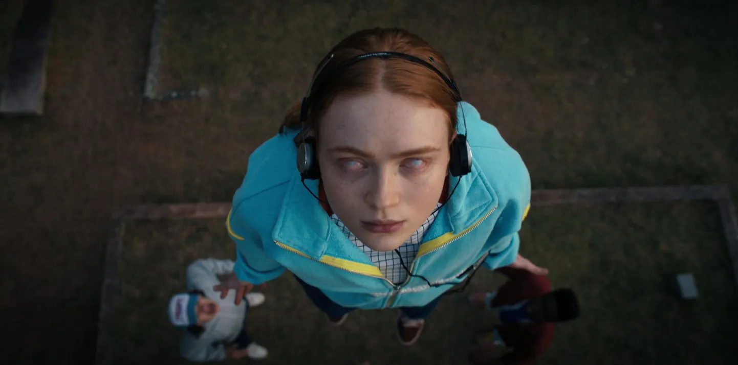 Max Mayfield (Sadie Sink) otsib ja leiab sarja «​The Stranger Things» neljandas hooajas abi muusikast.