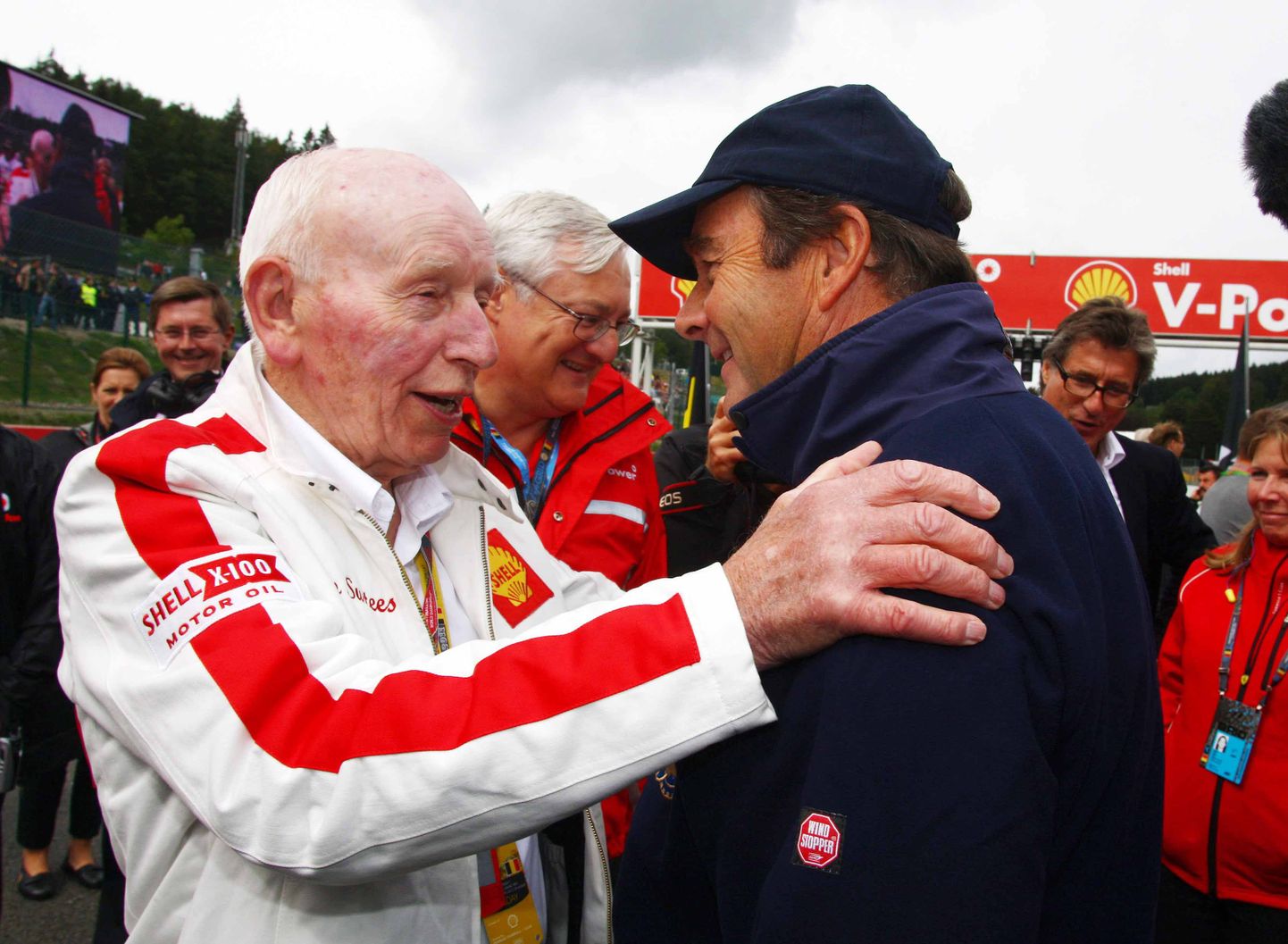 Maailmameistrid jutuhoos: John Surtees (vasakul) koos Nigel Manselliga.