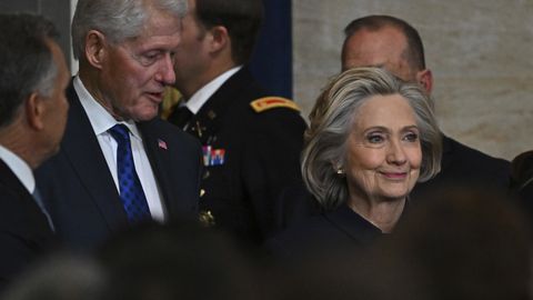 Skandalozā Epstīna lieta: noklaušināšanai Kongresā izsaukti Klintoni