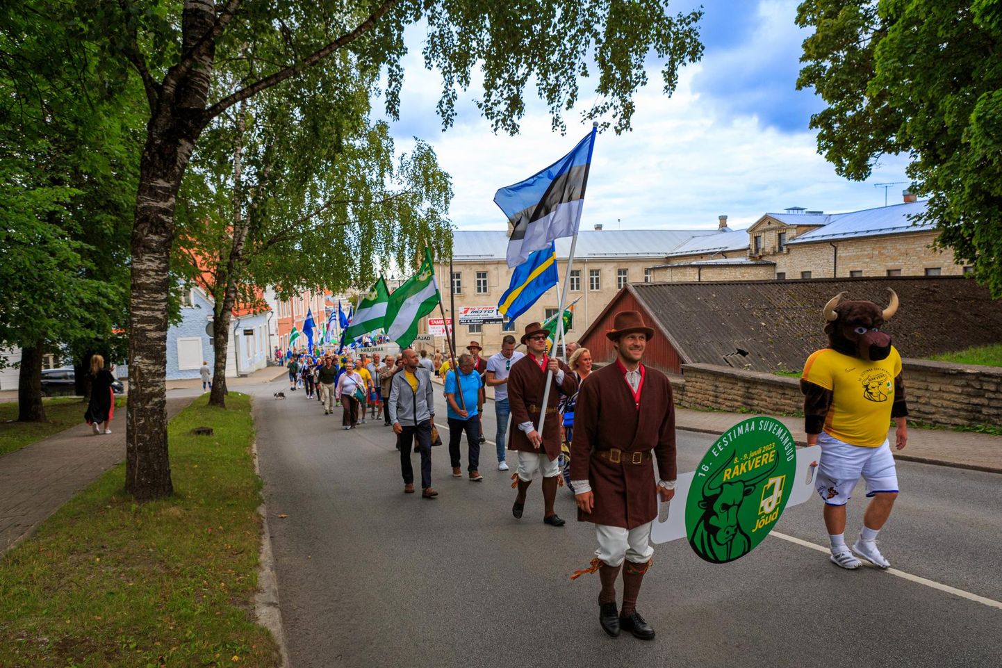 Korraldajate, läänevirulaste kolonn marssis suvemängudel traditsiooniliselt viimasena. Kokkuvõttes sai Lääne-Viru maakond kolmanda koha, linnadest võitis Rakvere.