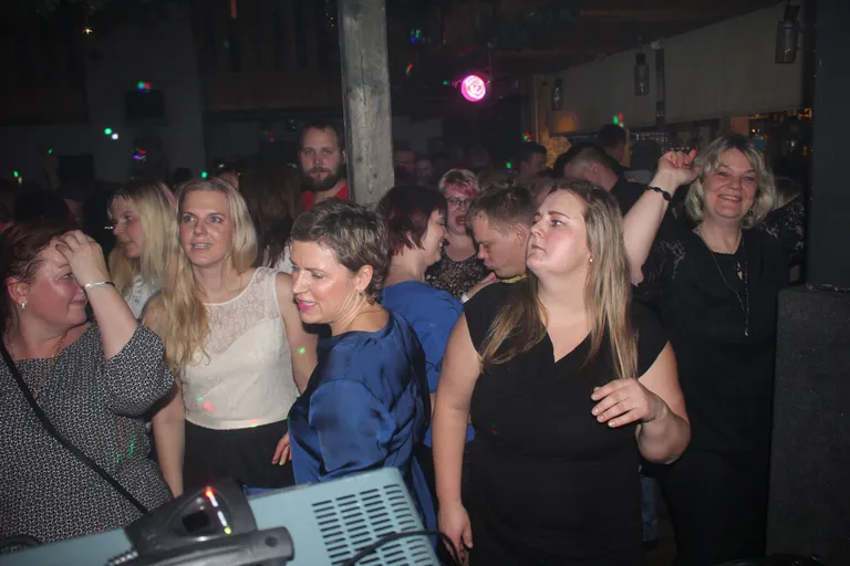 Ansambel Patune Pool hullutas Imavere kõrtsis rahvast.
